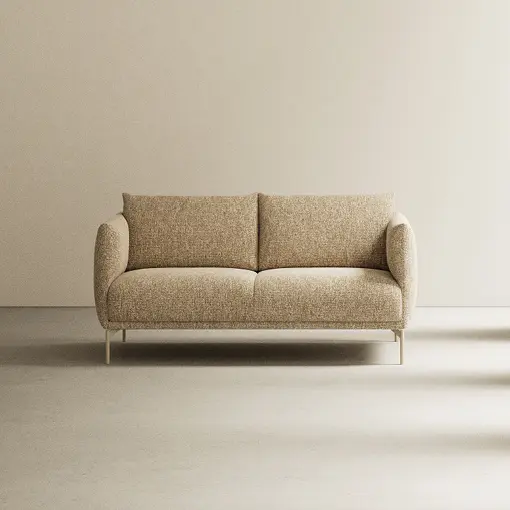 Helles Sofa mit zwei Sitzflächen und schmalen Metallbeinen vor heller Wand